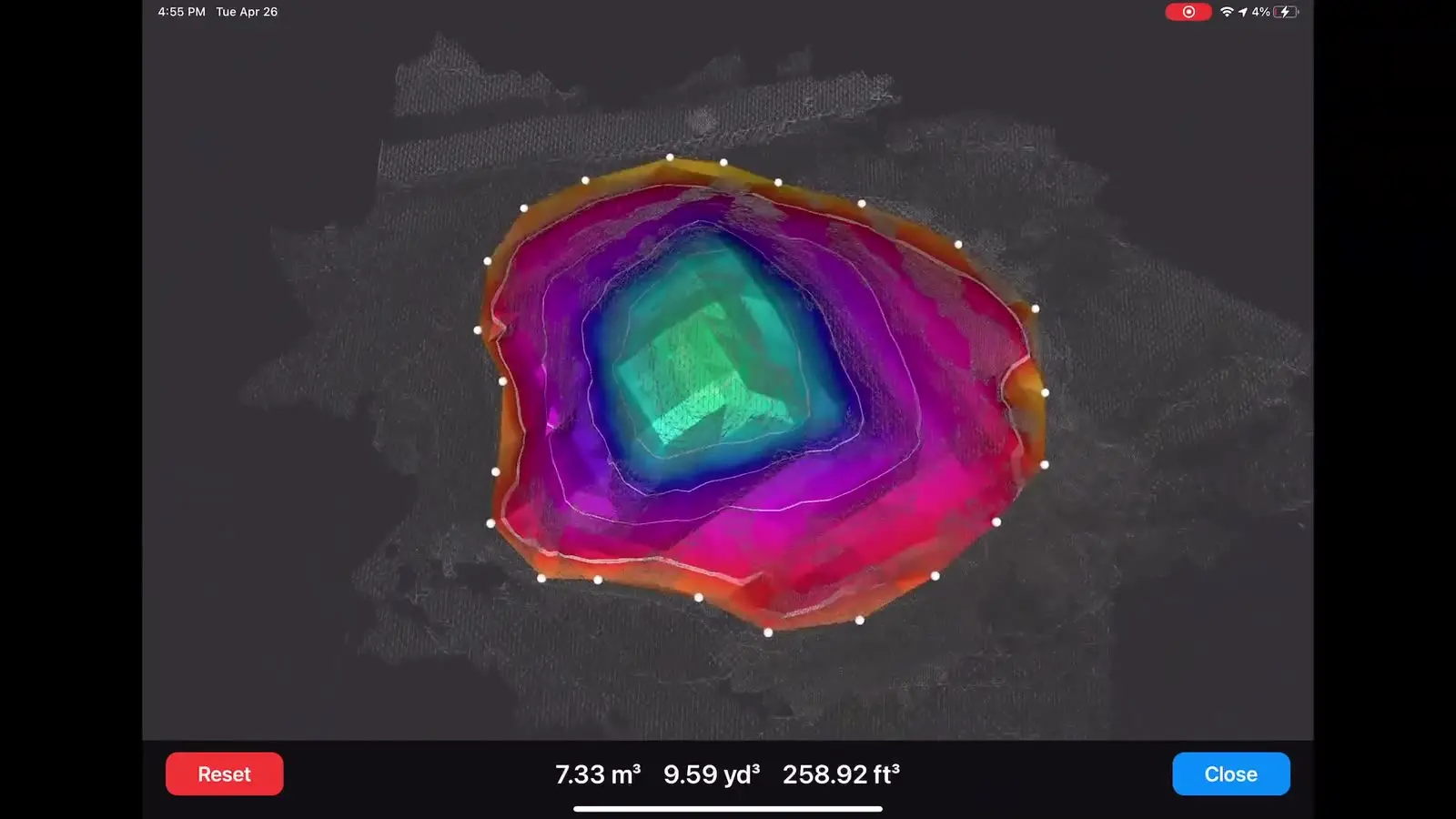 The measured pile from above, with the outline points and the volume in cubic meters, cubic yards and cubic feet